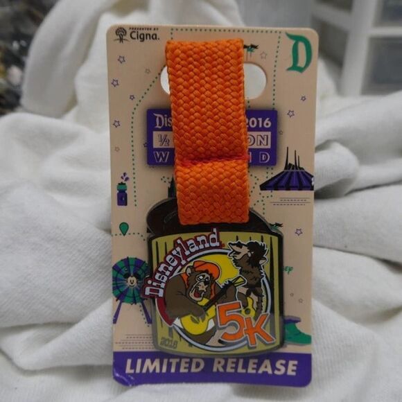 Disney Pin Country Bears 5K Big Al Medal RunDisney Half Marathon Weekend 2016 - Picture 1 of 8
